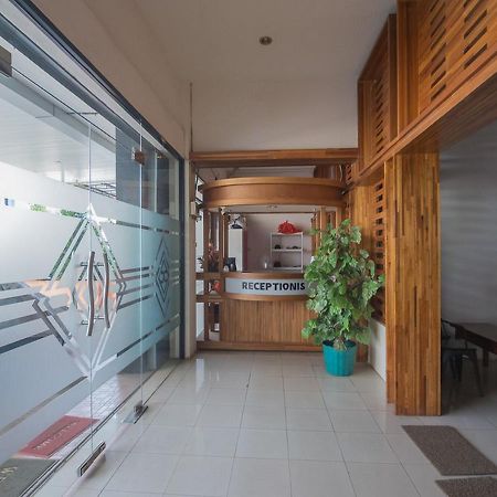 Reddoorz Near Gajah Mada Pontianak Otel Dış mekan fotoğraf