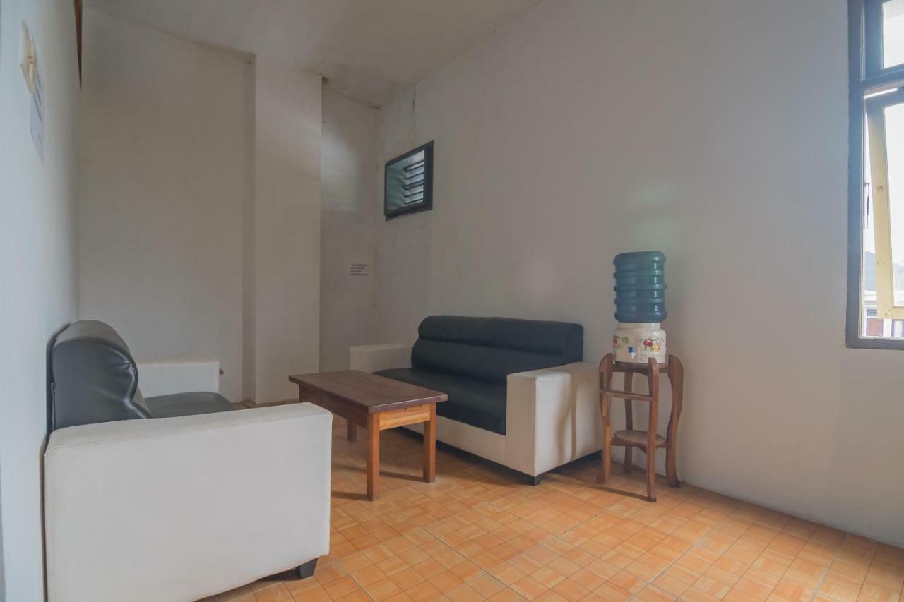 Reddoorz Near Gajah Mada Pontianak Otel Dış mekan fotoğraf