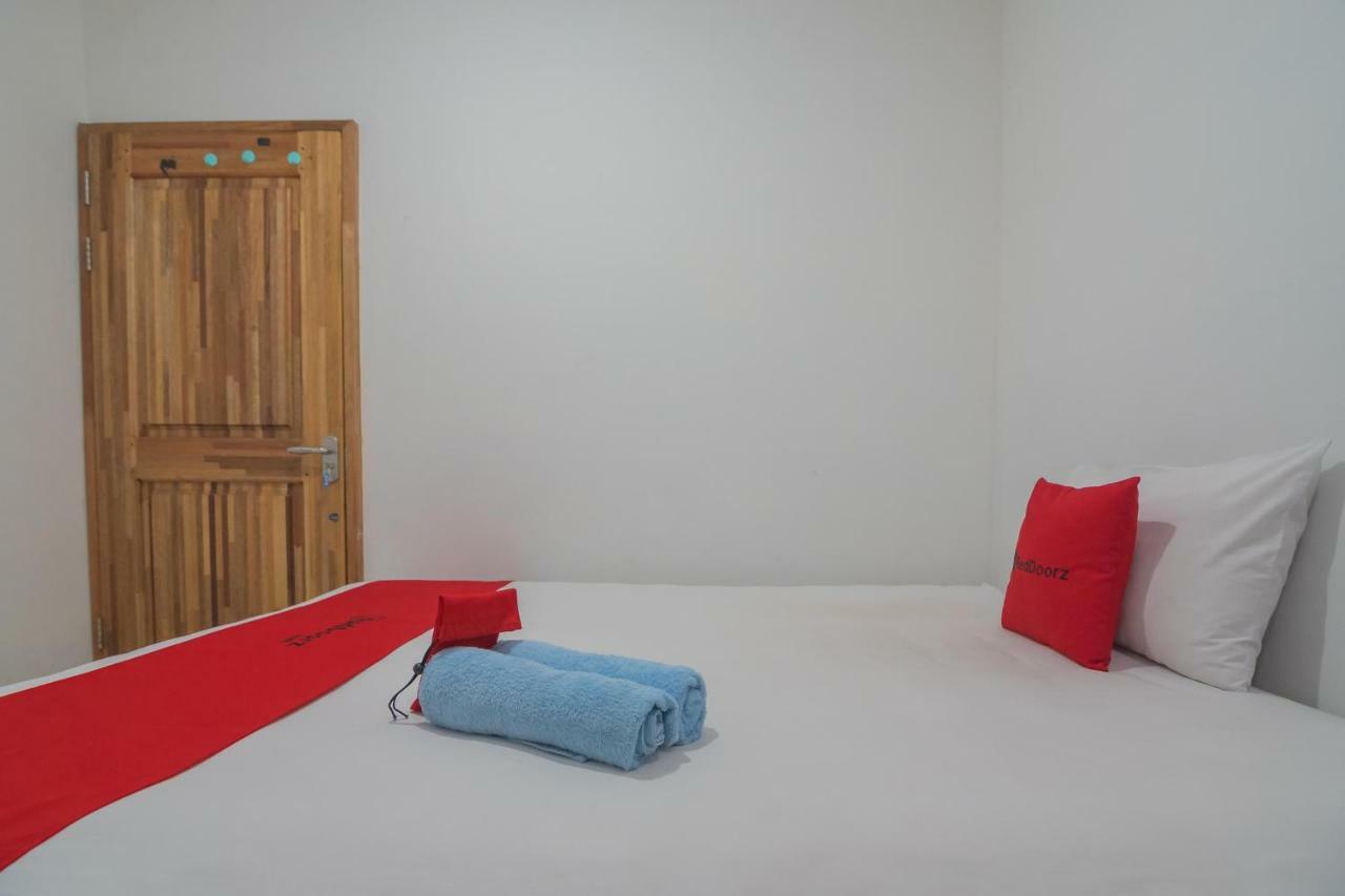 Reddoorz Near Gajah Mada Pontianak Otel Dış mekan fotoğraf