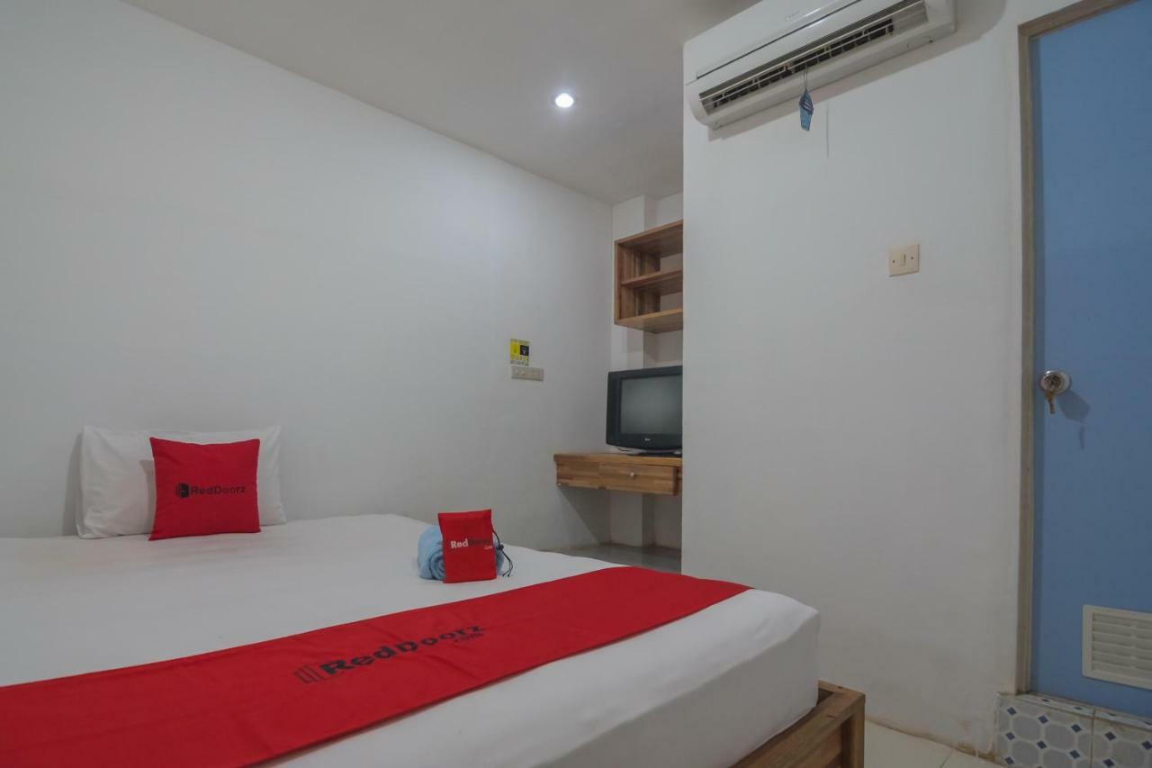 Reddoorz Near Gajah Mada Pontianak Otel Dış mekan fotoğraf